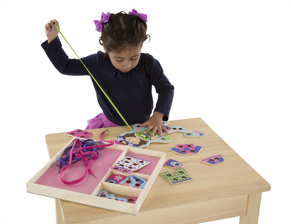 Melissa & Doug Készségfejlesztő játék, Fűzős öltöztető, kislány
