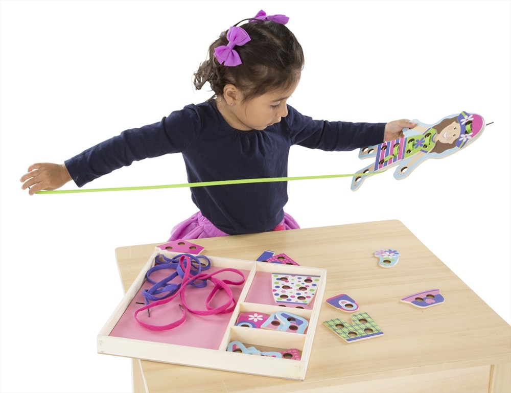Melissa & Doug Készségfejlesztő játék, Fűzős öltöztető, kislány
