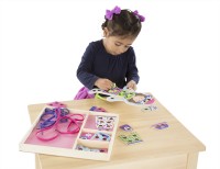 Melissa & Doug Készségfejlesztő játék, Fűzős öltöztető, kislány