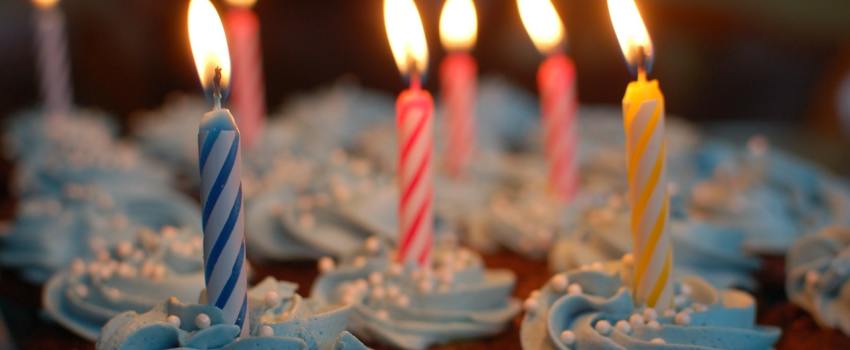 Pinata-püfölés és érzelem felismerés: 4 mókás készségfejlesztő születésnapi aktivitás